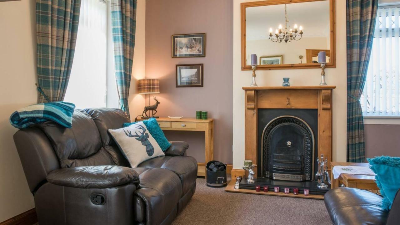Pippin, Tranquil Scottish Cottage With Hot Tub Airdrie Buitenkant foto