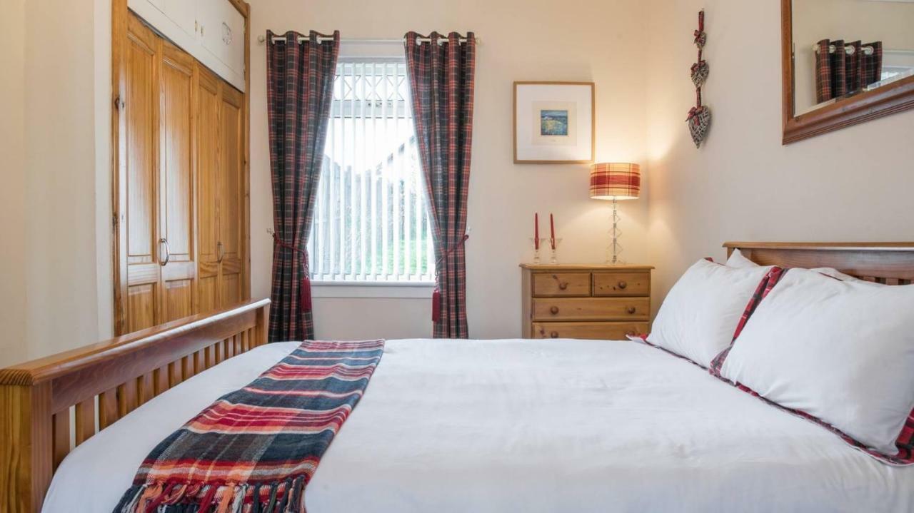 Pippin, Tranquil Scottish Cottage With Hot Tub Airdrie Buitenkant foto