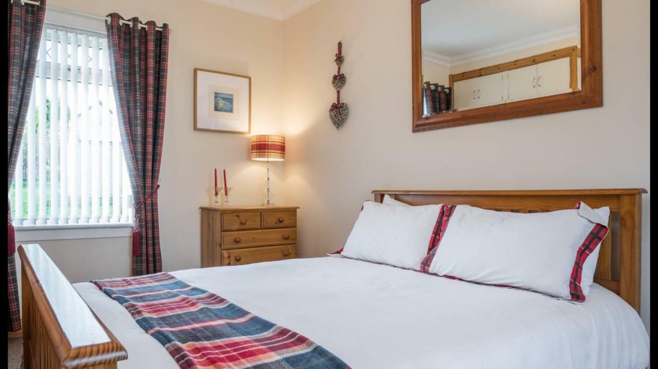 Pippin, Tranquil Scottish Cottage With Hot Tub Airdrie Buitenkant foto